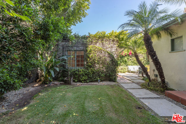 7361 Oakwood Avenue, Los Angeles CA: https://media.crmls.org/mediaz/7dc04c93-dbe4-43ae-bfd0-e04417fe35c8.jpg