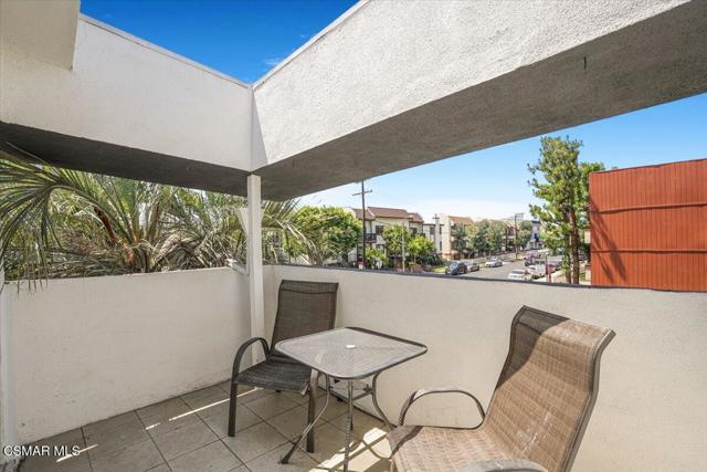 17842 Magnolia Boulevard, Encino CA: https://media.crmls.org/mediaz/7dc100e8-27ed-4291-b4a2-a59059c3040e.jpg