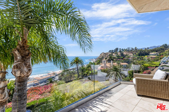 200 ARNO Way, Pacific Palisades CA: https://media.crmls.org/mediaz/7dc1300a-0b23-4e0a-b330-d57470f8aff7.jpg