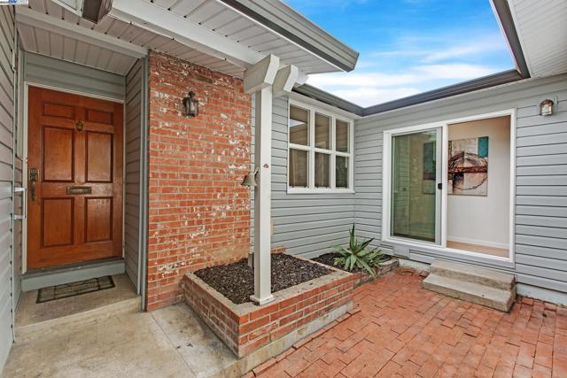 30847 Prestwick Ave, Hayward CA: https://media.crmls.org/mediaz/7dc179b3-bbb6-4e8b-b67b-24f3bdca780e.jpg