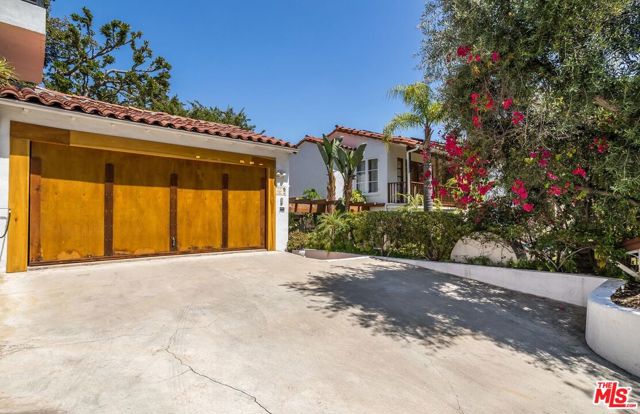 7825 Hillside Avenue, Los Angeles CA: https://media.crmls.org/mediaz/7dc1a4ee-d825-4a3f-943d-6af0a733c289.jpg
