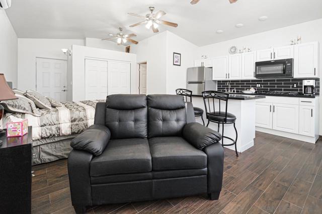262 Flowerdale Ln, San Diego CA: https://media.crmls.org/mediaz/7dc1dff6-a75c-4df4-ab59-22139c84e991.jpg