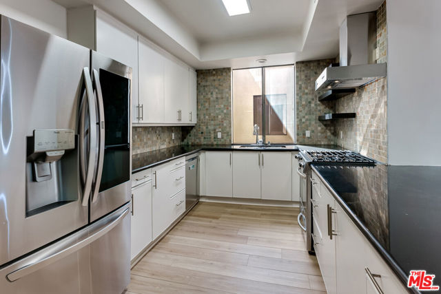 235 S Tower Drive, Beverly Hills CA: https://media.crmls.org/mediaz/7dc3381b-906b-4e47-82fa-9c56c2263e42.jpg