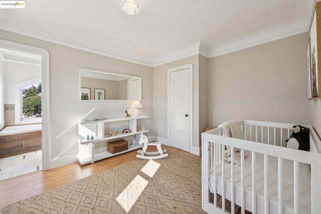 700 Longridge Rd, Oakland CA: https://media.crmls.org/mediaz/7dc37392-df88-4abb-a808-c3a4ced2ce98.jpg