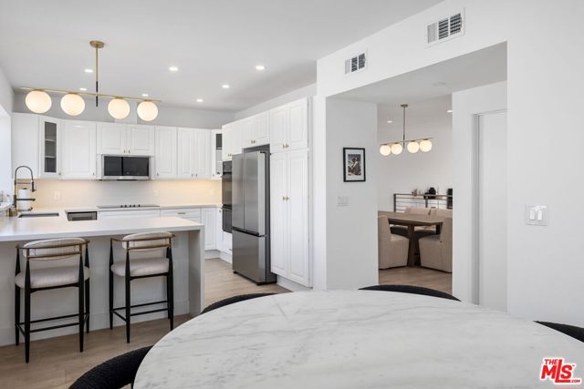 5254 Yarmouth Avenue, Encino CA: https://media.crmls.org/mediaz/7dc379e0-ada1-4bff-a8a5-8741d828c027.jpg