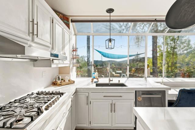 Detail Gallery Image 15 of 56 For 2763 Canyon Oak Pl, Escondido,  CA 92029 - 5 Beds | 3 Baths