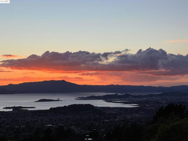 1310 Grizzly Peak Blvd, Berkeley CA: https://media.crmls.org/mediaz/7dc4e67f-c136-4029-95c2-c332e3a317e6.jpg