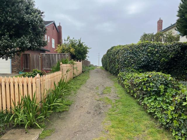 407 Beach Avenue, Half Moon Bay CA: https://media.crmls.org/mediaz/7dc4eed2-6848-46bf-84d6-832d5b8256bf.jpg