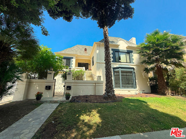 115 N Clark Drive, Beverly Hills CA: https://media.crmls.org/mediaz/7dc4fbb7-f6c3-48a1-8be7-c3efd00c8f97.jpg