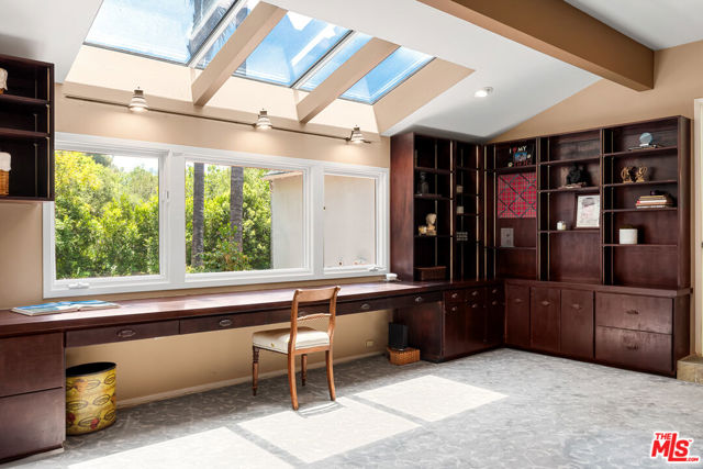 11818 Laurel Hills Road, Studio City CA: https://media.crmls.org/mediaz/7dc5a058-9f1e-44d6-b046-9b7297797345.jpg