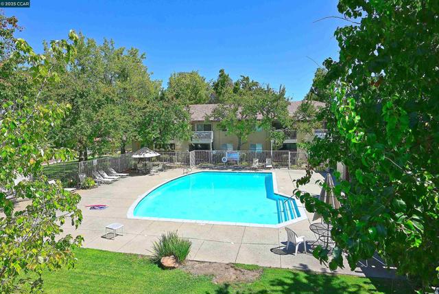 1324 Chateau Cmn, Livermore CA: https://media.crmls.org/mediaz/7dc628e8-823a-4d63-93e5-71cbfc0c695a.jpg