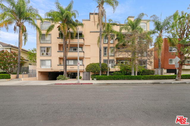 5224 Zelzah Avenue, Encino CA: https://media.crmls.org/mediaz/7dc663b4-3fb7-4201-97a9-2d06017243b1.jpg