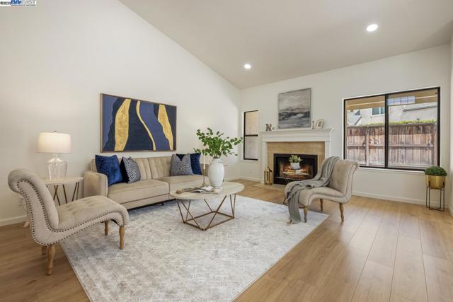 1023 Snowgoose Ln, Manteca CA: https://media.crmls.org/mediaz/7dc6c0cd-350a-4db9-90d1-df0670434947.jpg