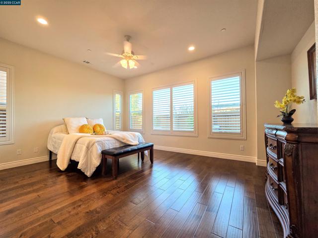 1735 Veneto Ln, Brentwood CA: https://media.crmls.org/mediaz/7dc6e54b-0040-4837-b905-5725bf8baec8.jpg