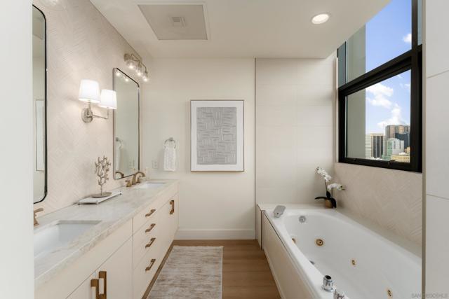 645 Front St, San Diego CA: https://media.crmls.org/mediaz/7dc74424-43e8-4192-9281-fb1aafc26dab.jpg