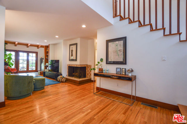 11136 Lucerne Avenue, Culver City CA: https://media.crmls.org/mediaz/7dc7d765-386a-4578-aefe-282986b8b48e.jpg