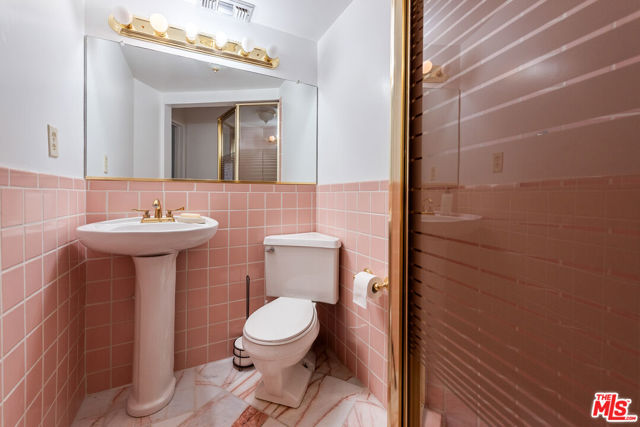 2357 Knob Hill Drive, Riverside CA: https://media.crmls.org/mediaz/7dc80dd8-085b-479c-9e25-d565e0425f2b.jpg