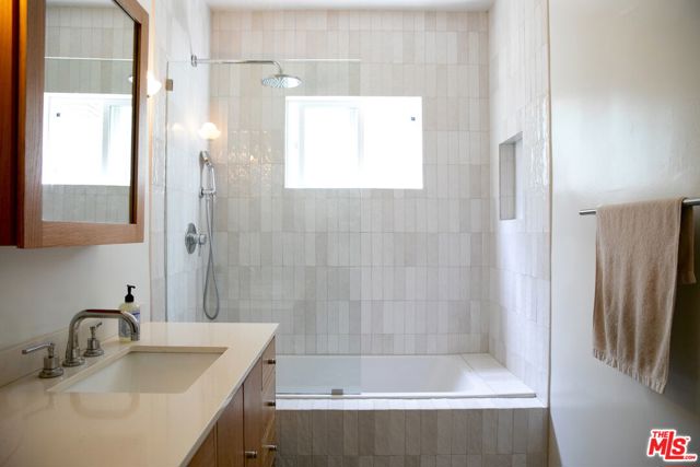 898 N Chester Avenue, Pasadena CA: https://media.crmls.org/mediaz/7dc96aab-ae2d-468e-b349-cbd21fb1a12a.jpg