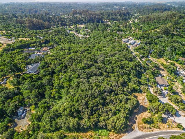 524 Echo Valley Road, Prunedale CA: https://media.crmls.org/mediaz/7dc9bce5-88c1-42c1-904e-5fab3b678e09.jpg