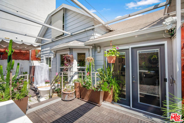 461 N St Andrews Place, Los Angeles CA: https://media.crmls.org/mediaz/7dca41d8-e209-419e-a93f-1459d5fa46d7.jpg