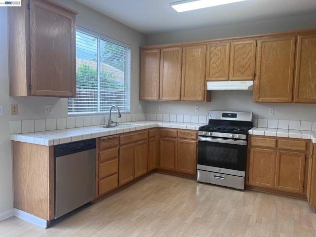 1420 Teakwood Way, Tracy CA: https://media.crmls.org/mediaz/7dca8e95-4950-495b-bc79-f60094783607.jpg