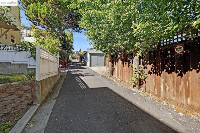 1047 Ranleigh Way, Piedmont CA: https://media.crmls.org/mediaz/7dcacf25-4743-4d05-9b59-ac86b897e743.jpg