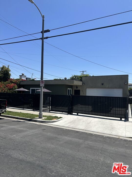 3216 W 30th Street, Los Angeles CA: https://media.crmls.org/mediaz/7dcaf5c1-bbd0-4f79-832c-0f3c72077ed1.jpg