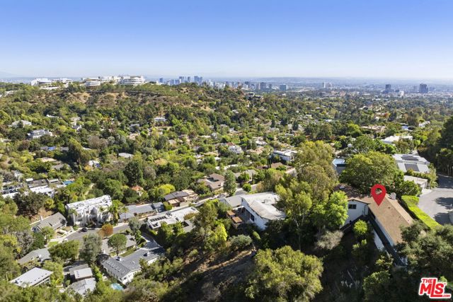 1018 N Tigertail Road, Los Angeles CA: https://media.crmls.org/mediaz/7dcb12f5-596a-4855-80fc-84c5d6032707.jpg