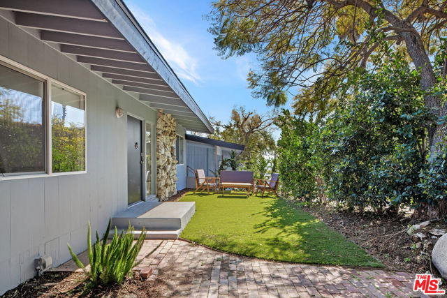 9432 Sierra Mar Place, Los Angeles CA: https://media.crmls.org/mediaz/7dcba7a2-9cbf-4df2-8b95-910519523394.jpg