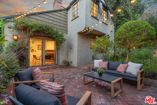 3827 Carnavon Way, Los Angeles CA: https://media.crmls.org/mediaz/7dcbdb6d-9684-4dfe-be2a-584fc2d8728c.jpg
