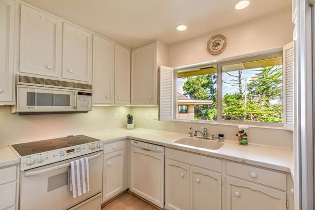 59 Skyline Crest Dr, Monterey CA: https://media.crmls.org/mediaz/7dcc4740-0ae7-4727-9465-0332aa4357ec.jpg
