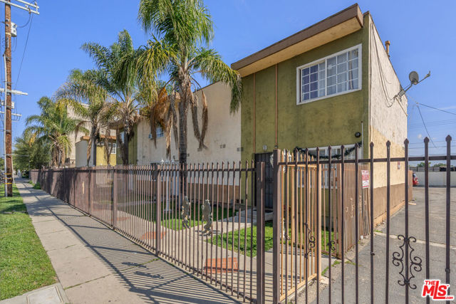 7442 Vineland Avenue, Sun Valley CA: https://media.crmls.org/mediaz/7dcc5494-1f80-428c-996c-8b62914edd41.jpg