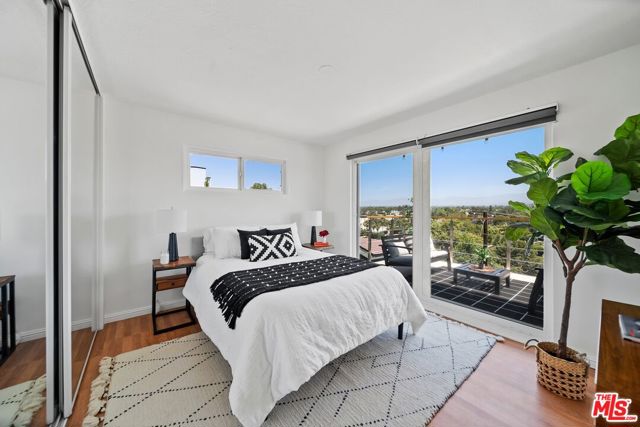 11689 Picturesque Drive, Studio City CA: https://media.crmls.org/mediaz/7dcc9567-920f-46ca-af9c-8754fcf6ca5e.jpg