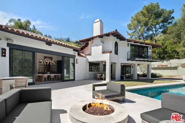 7651 Willow Glen Road, Los Angeles CA: https://media.crmls.org/mediaz/7dcd4572-707a-4987-a2be-3f2e670d81b0.jpg