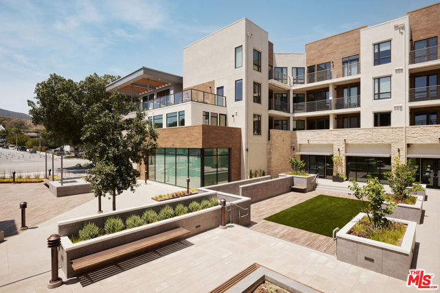 299 E Thousand Oaks Boulevard, Thousand Oaks CA: https://media.crmls.org/mediaz/7dcd4848-4334-44e3-bccd-42d4cfc3e35d.jpg