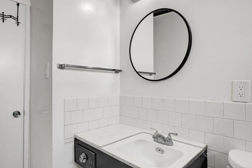 https://media.crmls.org/mediaz/7dcd8004-b5a4-4d1b-819d-80ac666ecfc5.jpg?preset=X-Large