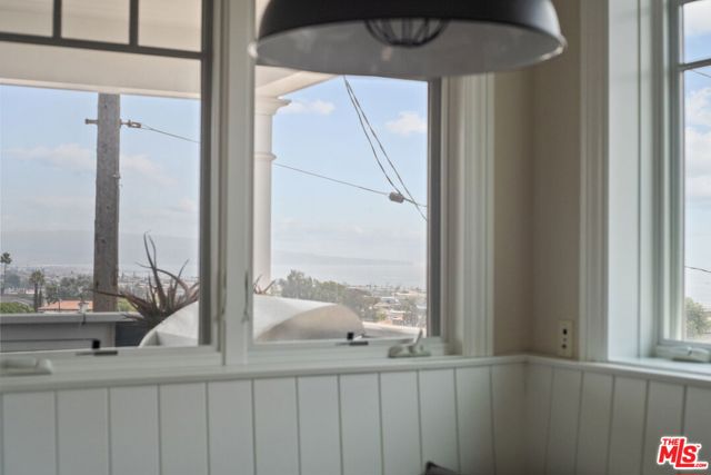 636 12th Street, Manhattan Beach CA: https://media.crmls.org/mediaz/7dce893d-12ce-471d-912f-213fb88364b9.jpg