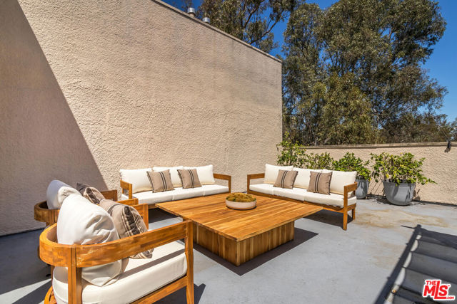 410 S Barrington Avenue, Los Angeles CA: https://media.crmls.org/mediaz/7dcf0e56-8753-43ec-83ad-96c9d016fc3b.jpg