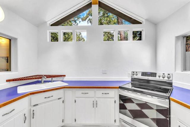 7 Light, bright kitchen