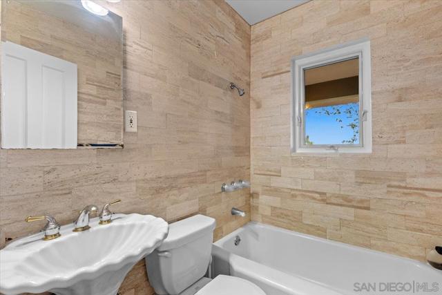 2205 Locust St, San Diego CA: https://media.crmls.org/mediaz/7dcf50ec-0a26-42a8-ac59-9f3d8ba98334.jpg