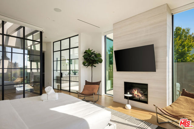 952 N Laurel Avenue, Los Angeles CA: https://media.crmls.org/mediaz/7dcf6043-cb38-4d14-bdfe-71dba475e216.jpg