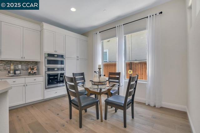 1746 Veneto Ln, Brentwood CA: https://media.crmls.org/mediaz/7dd172b2-0d3b-4be1-a459-b6737368f6e7.jpg