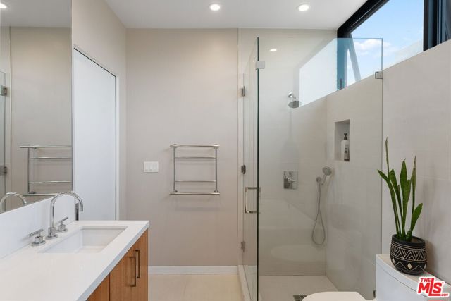 1102 Amoroso Place, Venice CA: https://media.crmls.org/mediaz/7dd19fb6-bda1-49c9-ab40-d3045cfba032.jpg