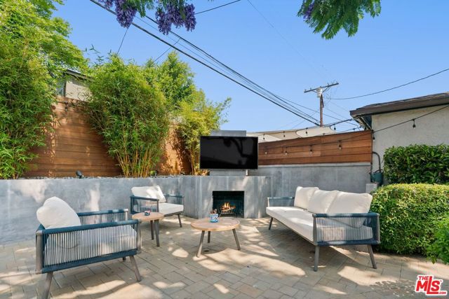8107 Yorktown Avenue, Los Angeles CA: https://media.crmls.org/mediaz/7dd20a74-c163-4a2d-b1fb-5f4ae1b4e391.jpg