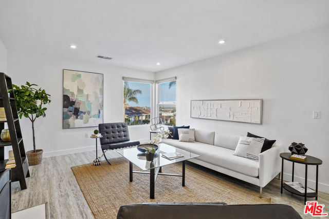 5549 Onacrest Drive, Los Angeles CA: https://media.crmls.org/mediaz/7dd2da7f-a590-465d-9407-b58345f93e91.jpg