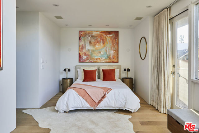 5515 Pacific Avenue, Marina del Rey CA: https://media.crmls.org/mediaz/7dd34759-d067-4d08-9ce9-e8bc375e6666.jpg