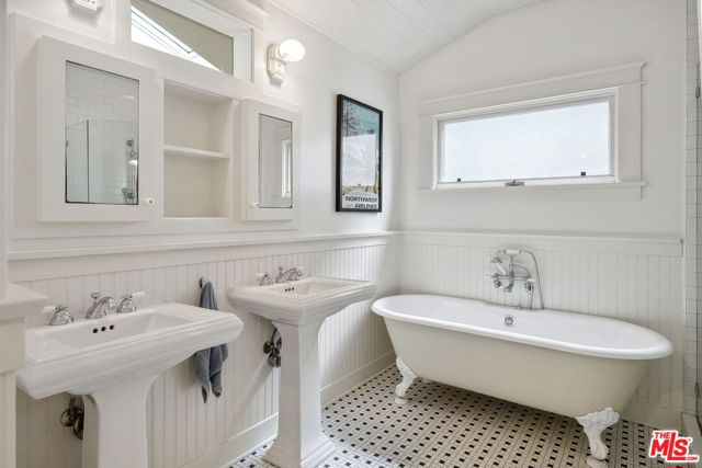 813 Crestmoore Place, Venice CA: https://media.crmls.org/mediaz/7dd3d459-8072-4533-9a88-cc0a81bc575a.jpg