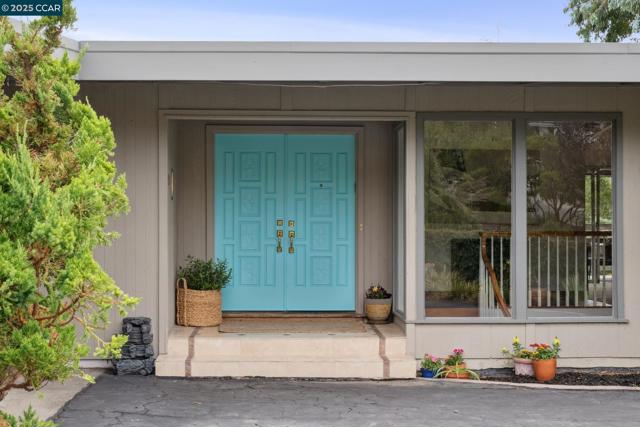 12 La Cresta Rd, Orinda CA: https://media.crmls.org/mediaz/7dd441d7-7dd2-4c38-9cc0-fa1caaac77e7.jpg