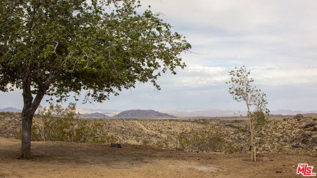 2339 Inca Trail, Yucca Valley CA: https://media.crmls.org/mediaz/7dd496ec-f5e6-4c15-af46-8f6582e2fdd5.jpg