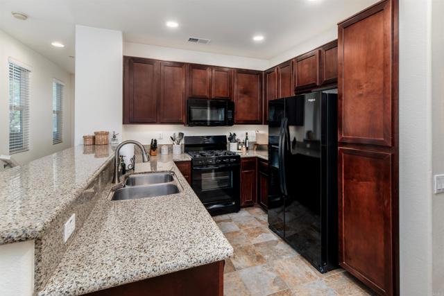 Detail Gallery Image 14 of 31 For 451 Avenida De La Luna, Vista,  CA 92083 - 2 Beds | 2 Baths